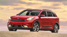 2017 Kia Niro & 2017 Nissan Pathfinder: asset-mezzanine-16x9