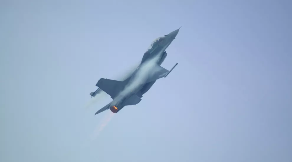 F 16 jet