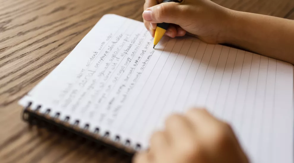 Hand written notes are better then typed ones, a study suggests. 