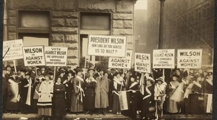 Suffragists demonstrating against Woodrow Wilson in Chicago, 1916.