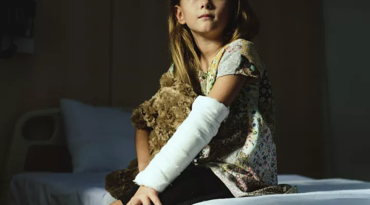 young girl with broken arm