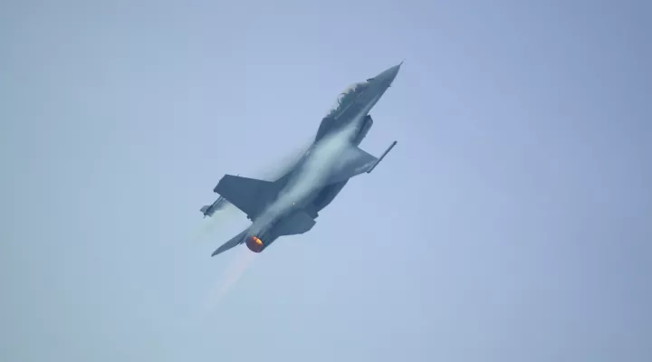 F 16 jet