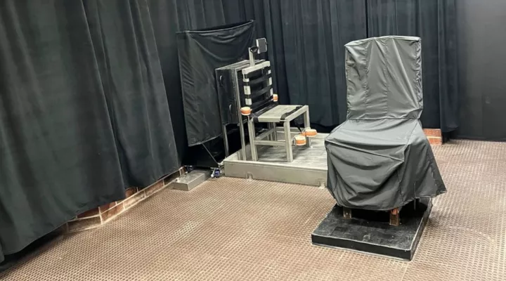 This photo provided by the South Carolina Dept. of Corrections shows the state’s death chamber in Columbia, S.C., including the electric chair, right, and a firing squad chair, left. The agency renovated its capital punishment facility to include a metal chair with restraints facing a wall with a rectangular opening several feet away after South Carolina lawmakers added the firing squad to the state’s execution methods in 2021. ( South Carolina Dept. of Corrections via AP)