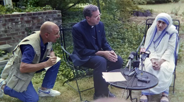 Associated Press reporter Woody Baird, left, listens along with Bishop Daniel Buechlein, center, as Mother Teresa speaks during her visit to Memphis, Tenn., on June 4, 1989. Woodrow “Woody” Baird, a dogged, straight-talking and skilled journalist who covered everything from Elvis Presley to panda bears for The Associated Press in the Memphis region for 27 years, has died. He was 77. (AP Photo/Mark Humphrey)